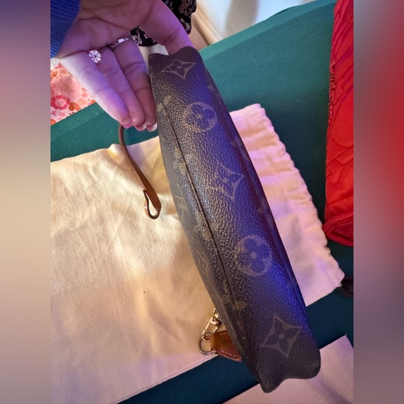 Louis Vuitton Pouchette w/COA and dust bag - Picture 5 of 14
